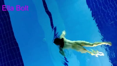 หยุดดูไม่ได้เลย หนุ่มผมบลอนด์โดนจับได้ว่ายเปลือยกายอยู่ใน ELLA BOLT resort pool